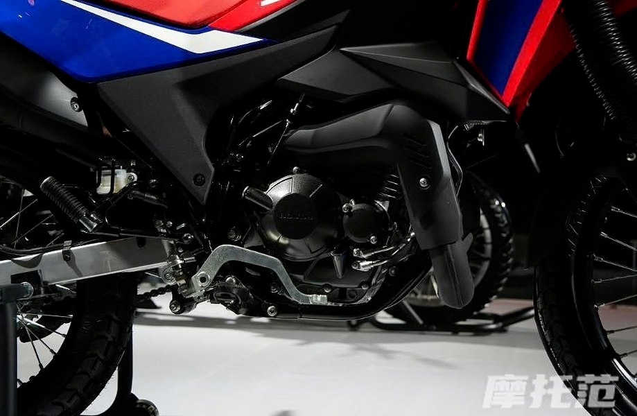 Trang bị động cơ 293,5cc mạnh mẽ với 24,1 mã lực, đáp ứng tốt từ đường phố đến đường rừng.