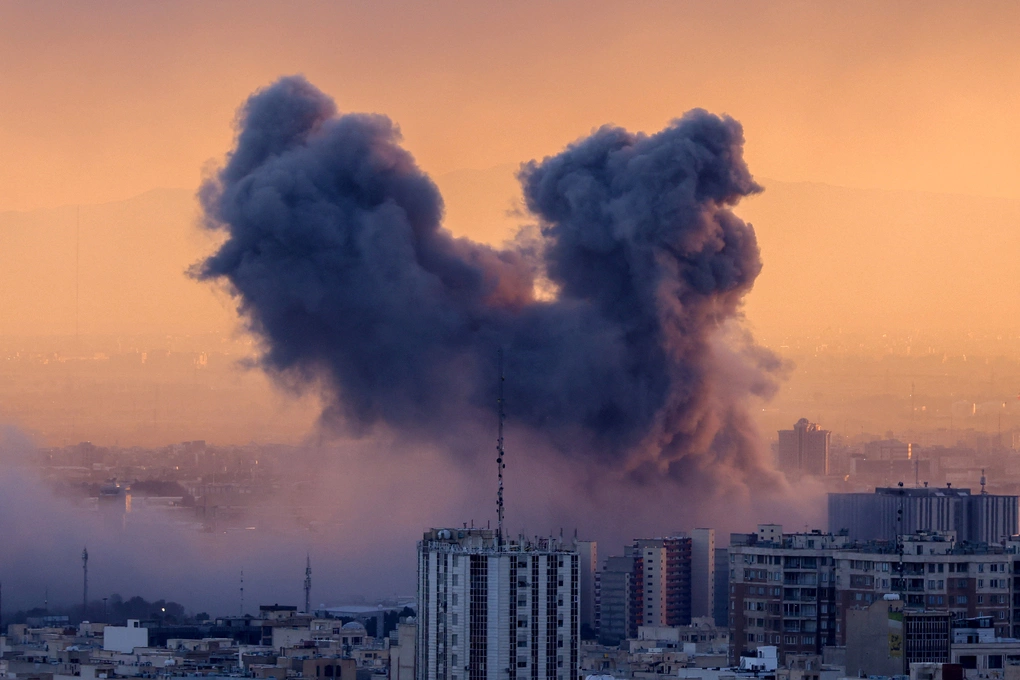 Khói bốc lên từ một địa điểm bị không kích ở thủ đô Tehran, Iran ngày 3/3. Ảnh: AFP