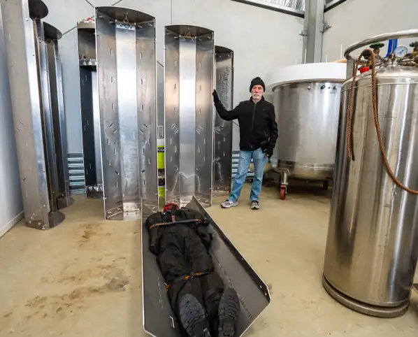Ông Philip Rhoades, quản lý cơ sở Southern Cryonics, bên cạnh hình nộm được sử dụng để thử nghiệm cơ chế đưa thi thể vào bình Dewar. Ảnh: The Guardian