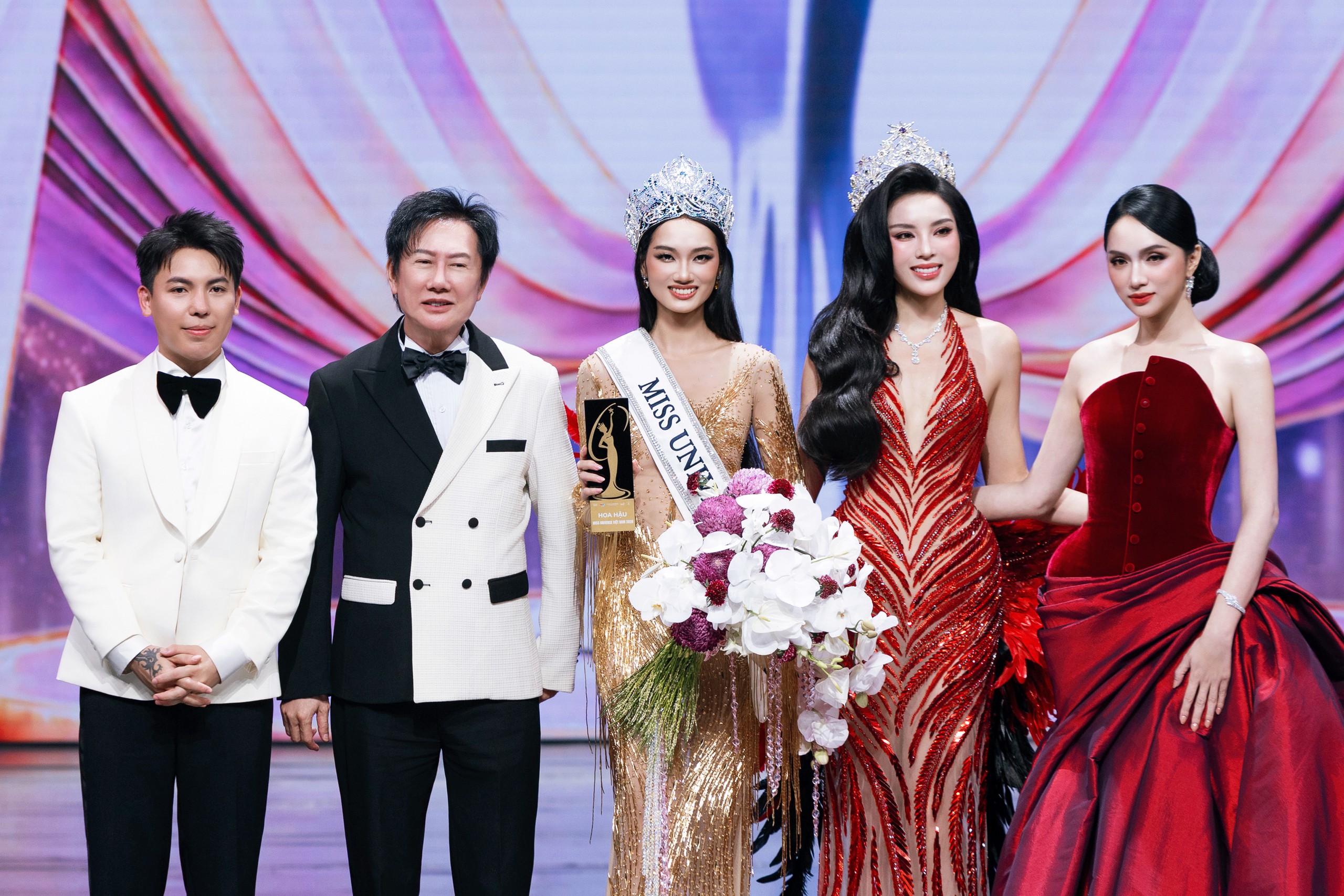 Ông Nawat Itsaragrisil (thứ hai, từ trái qua) đến Việt Nam dự đêm chung kết Miss Universe Vietnam 2026 - Ảnh: KIẾNG CẬN STUDIO