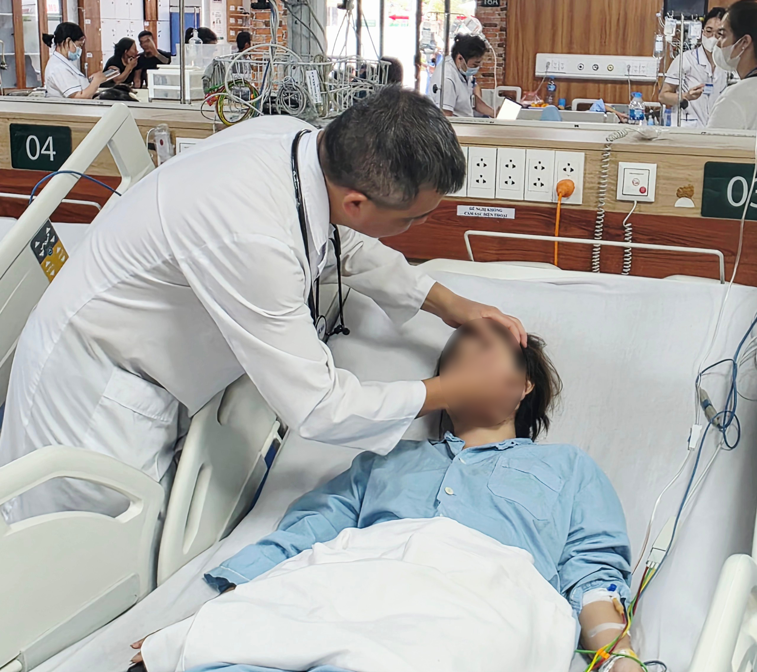 Bác sĩ Nguyễn Trung Nguyên thăm khám cho người bệnh ngộ độc khí clo - Ảnh: BVCC