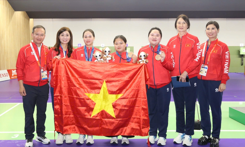 Bùi Thị Thu Thủy, Nguyễn Thùy Trang và Trịnh Thu Vinh (thứ ba, bốn, năm từ phải sang) giành HC đồng 10m súng ngắn hơi đồng đội nữ ASIAD 2026, tại trường bắn Aichi, Nhật Bản ngày 23/9/2026. Ảnh: Quý Lượng
