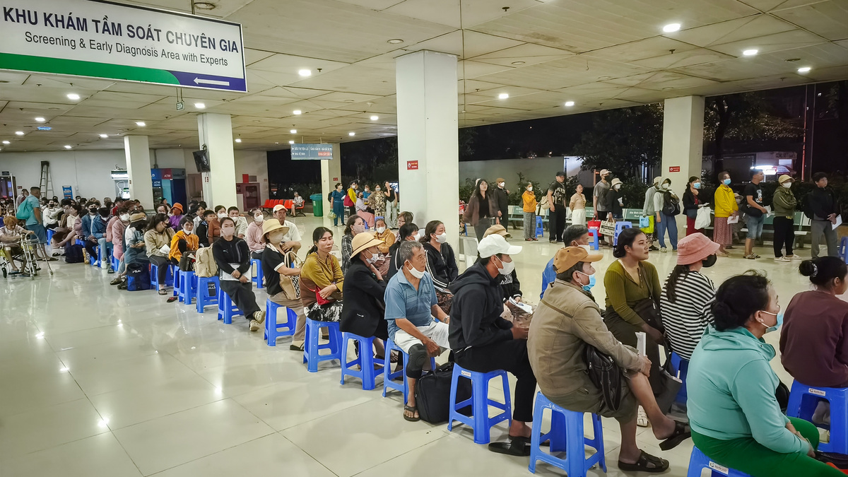 Hàng trăm người xếp hàng từ rạng sáng chờ xạ trị ở bệnh viện ung bướu