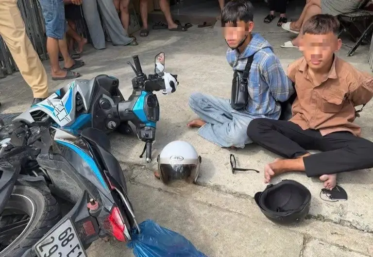 Hai nghi phạm bị lực lượng CSGT Công an tỉnh Quảng Ngãi bắt giữ