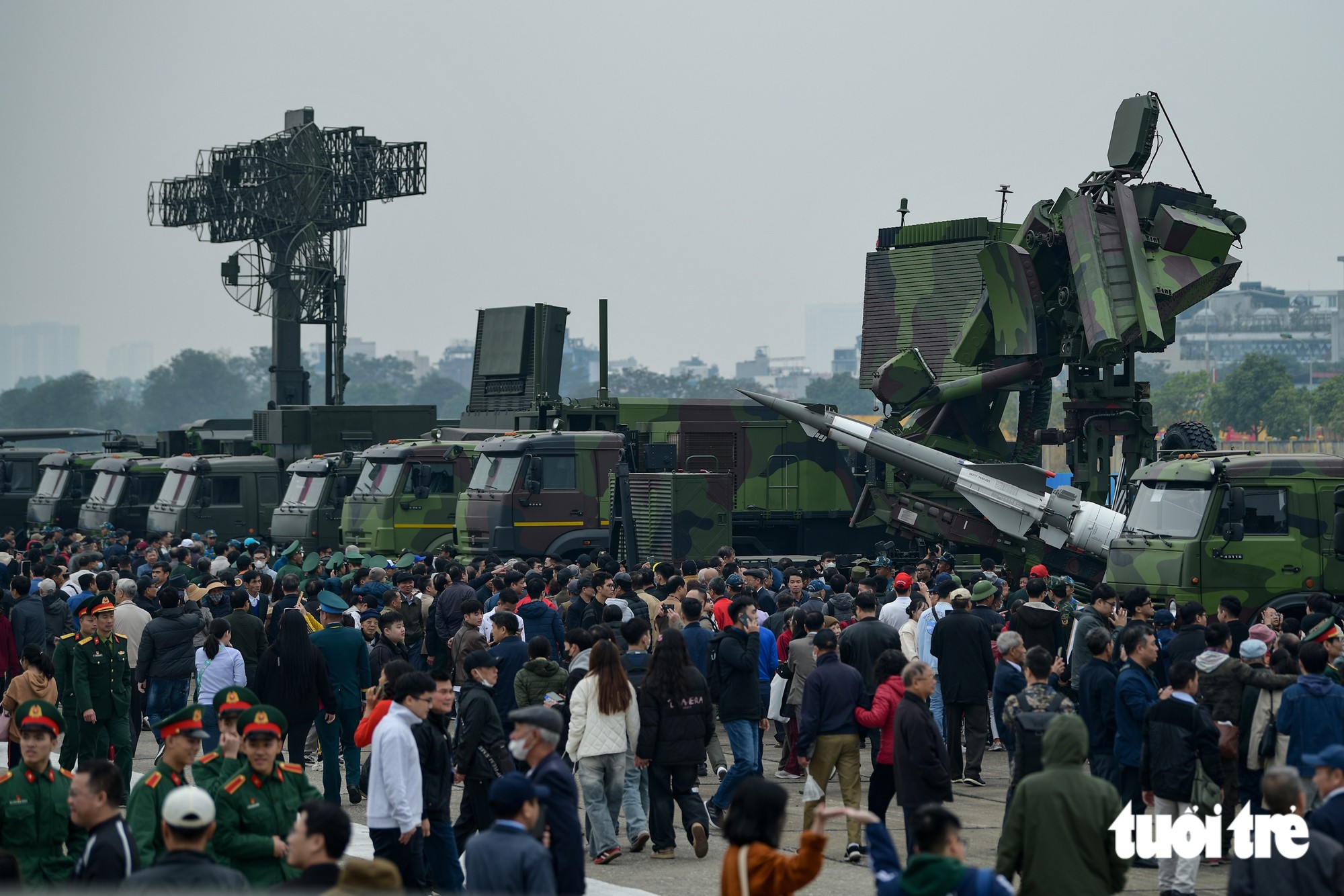 Đông đảo du khách và người dân tham quan triển lãm năm 2024 - Ảnh: NAM TRẦN