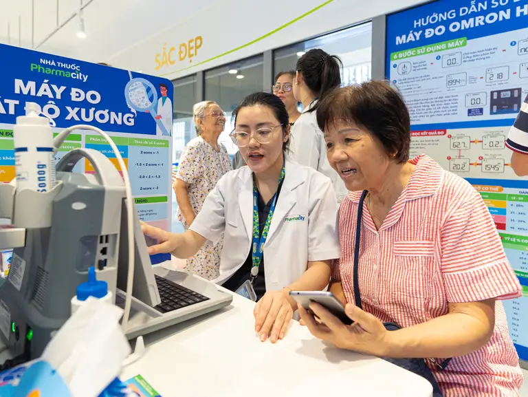 Khách hàng được hướng dẫn đo huyết áp, kiểm tra đường huyết, đo axit uric nhằm tầm soát nguy cơ bệnh gout và đo loãng xương tại Trạm Sức Khỏe Pharmacity. Ảnh: DNCC.