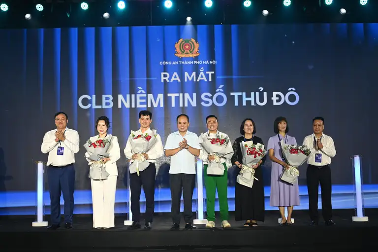 Trung tướng Nguyễn Thanh Tùng, Giám đốc CATP Hà Nội cùng các đồng chí lãnh đạo tại nghi thức ra mắt CLB "Niềm tin số Thủ đô"