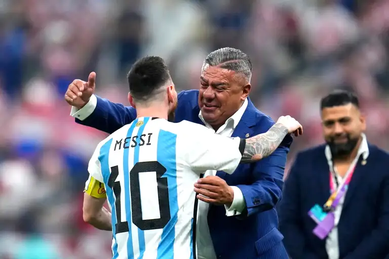 Messi và Chủ tịch LĐBĐ Argentina, ông Tapia - Ảnh: REUTERS