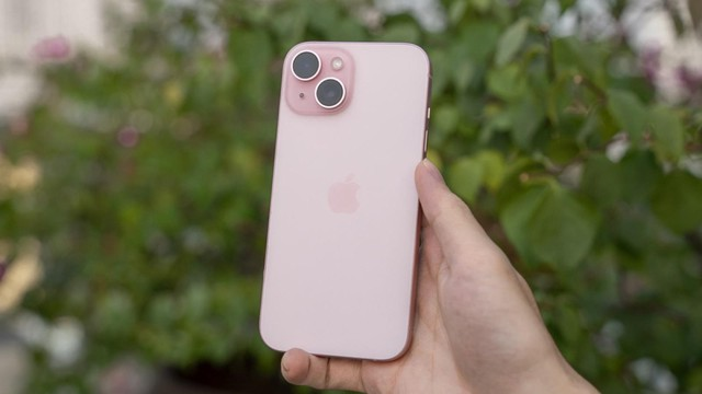 iPhone 15 có 5 màu sắc đa dạng bao gồm: Xanh Dương (Blue), Hồng (Pink), Xanh Lá (Green), Đen (Black), Vàng (Yellow)