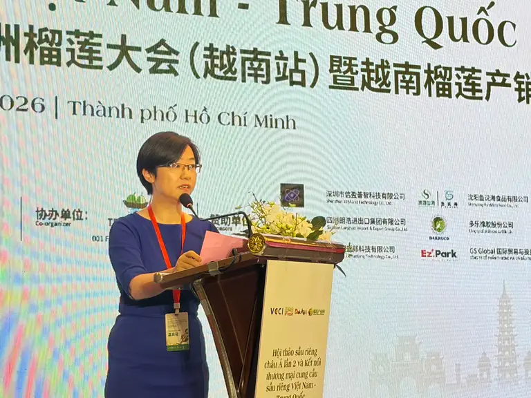 Bà Thái Kiếm Phi, nhà sáng lập iFresh Asia Fruit, chia sẻ tại hội thảo - Ảnh: NGHI VŨ