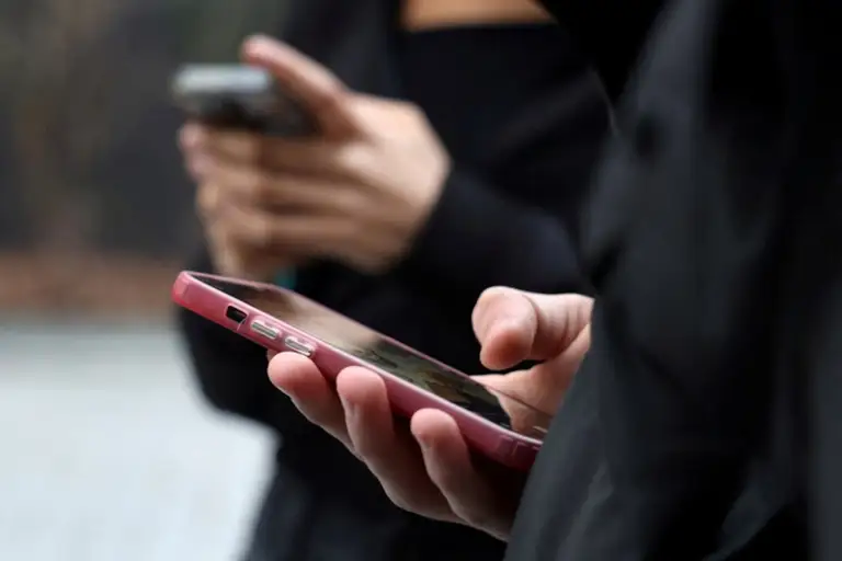 EU đề xuất cấm trẻ dưới 15 tuổi dùng mạng xã hội, chatbot AI và trò chơi trực tuyến - Ảnh: REUTERS