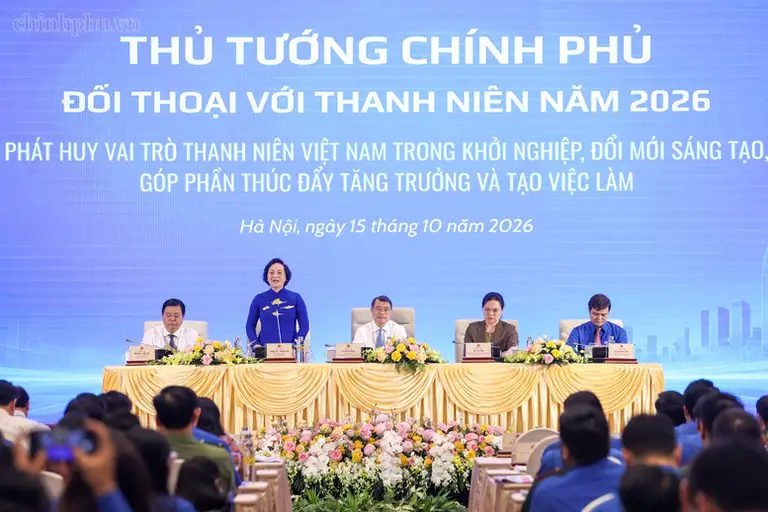 Thủ tướng Chính phủ Lê Minh Hưng, Phó Thủ tướng Phạm Thị Thanh Trà cùng lãnh đạo các bộ, ngành đối thoại với thanh niên. Ảnh: chinhphu.vn/Nhật Bắc
