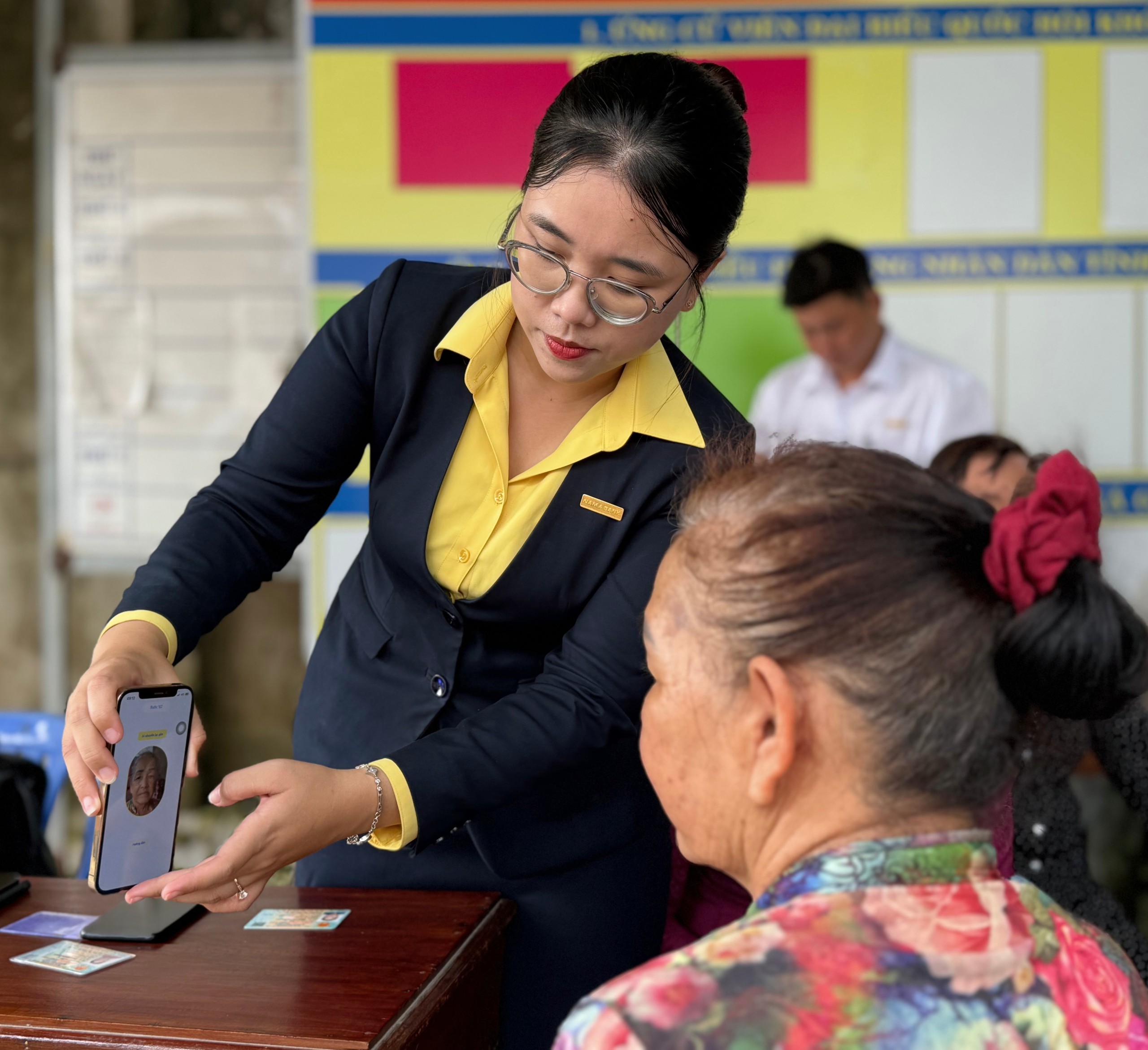 Nhân viên ngân hàng mở tài khoản cho người dân ấp Thanh Hải, xã Gành Hào, tỉnh Cà Mau nhằm thúc đẩy thanh toán không dùng tiền mặt