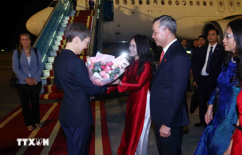 Thủ tướng Công quốc Liechtenstein Brigitte Haas đón nhận bó hoa tươi thắm khi đến Hà Nội bắt đầu chuyến thăm chính thức - Ảnh: TTXVN
