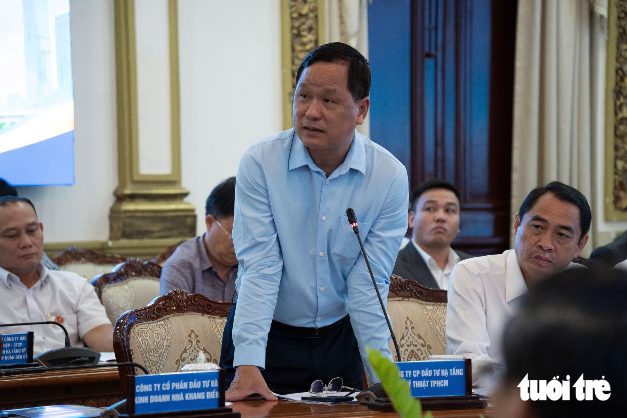 Đại diện Công ty CP Đầu tư hạ tầng kỹ thuật TP.HCM phát biểu - Ảnh: HỮU DUY