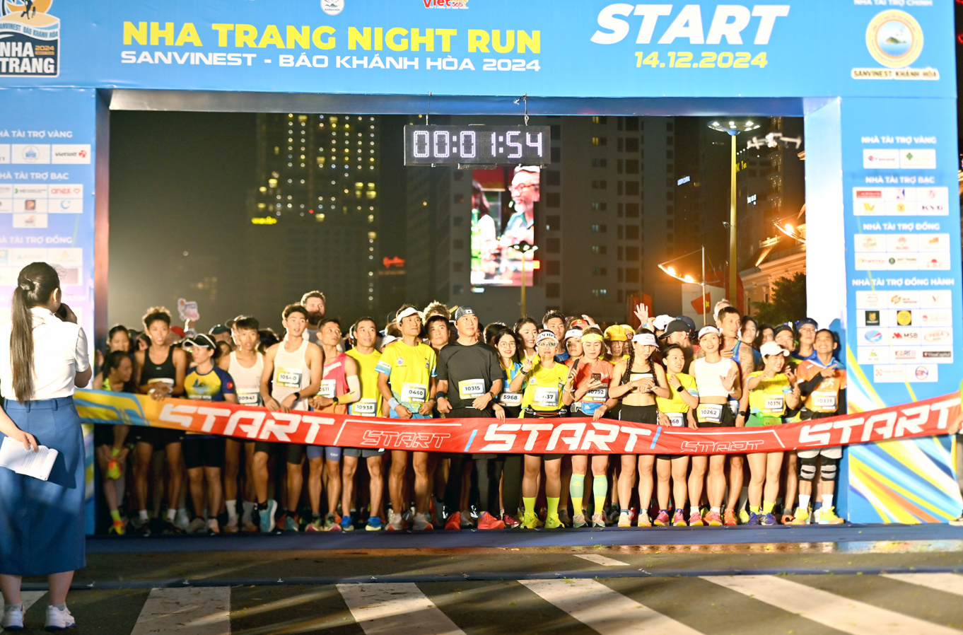 Các runner vào vạch xuất phát cự ly 10km ở Giải "Nha Trang Night Run Sanvinest - Báo Khánh Hòa 2024" - Ảnh: P.N.