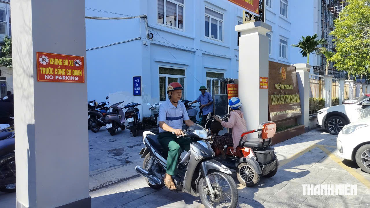 Những ngày qua có rất đông người dân ra vào Thuế cơ sở 1 Thanh Hóa để hỏi vì sao bị ghi nợ thuế, trong khi hàng năm họ đều đã nộp đầy đủ