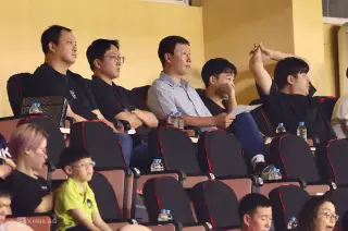 HLV đội tuyển Việt Nam Kim Sang-sik (giữa) theo dõi trận Thể Công thua FC Seoul của Hàn Quốc 0-5 ở lượt ba bảng E AFC Champions League Two 2026-2027. Ảnh: Hoàng Huynh