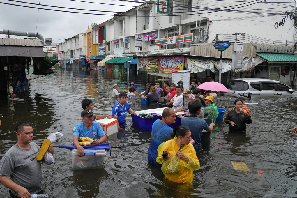 Người dân lội qua một khu vực ngập nước ở Bangkok, Thái Lan ngày 28/9. Ảnh: AP