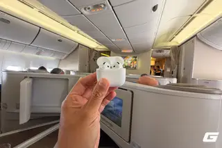 Đeo AirPods 5 suốt ba tuần: Tai nghe mở mà có chống ồn thì đi máy bay, nghe nhạc ra sao? - Ảnh 2.