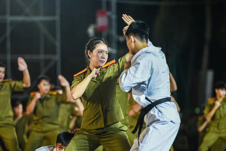 Du học sinh Lào đang học tập tại các trường Công an nhân dân tham gia biểu diễn võ thuật