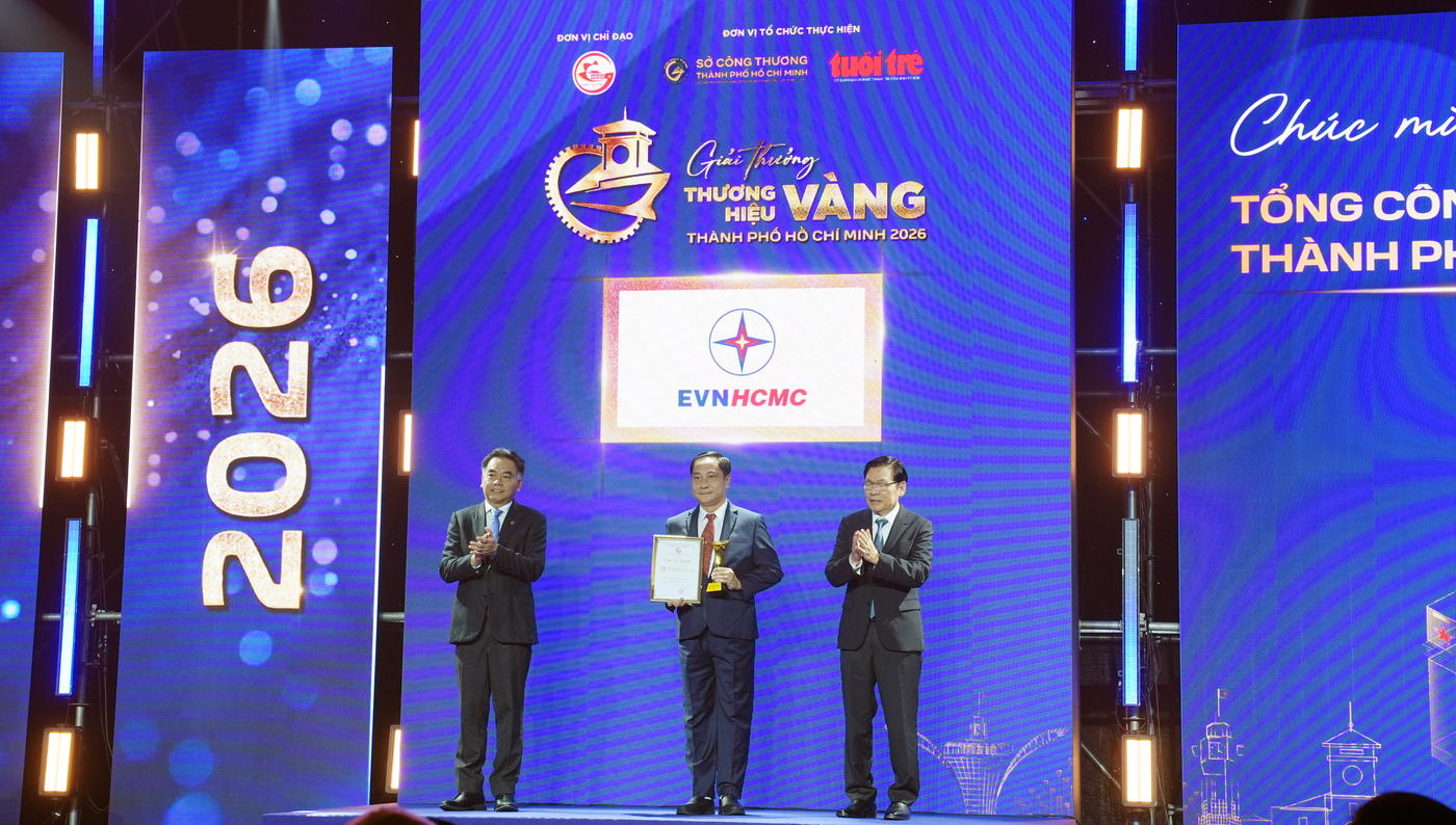Ông Nguyễn Thanh Nhã, Phó tổng giám đốc EVNHCMC - đại diện Tổng công ty nhận giải thưởng Thương hiệu vàng TP.HCM 2026