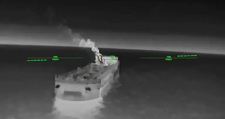 Drone của Ukraine nhắm mục tiêu vào một tàu Nga ở biển Azov vào ngày 13-7-2026 - Ảnh: Telegram/Robert Brovdi