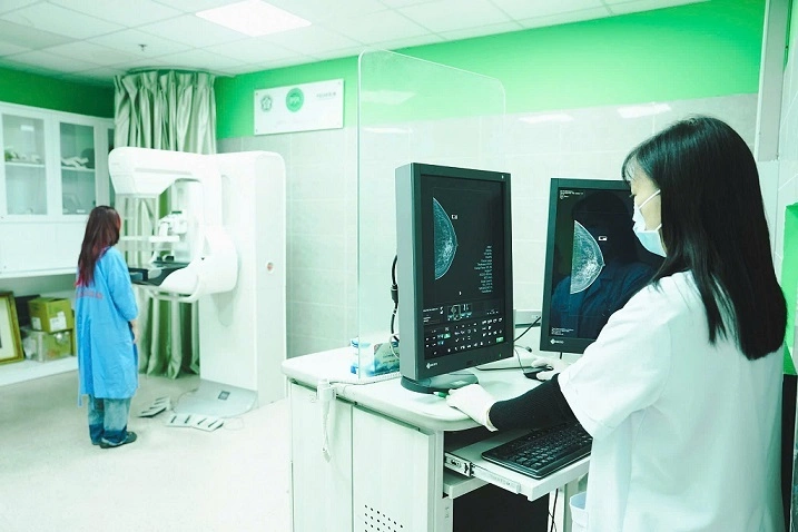 Bệnh nhân chụp X-quang tầm soát ung thư vú tại Bệnh viện Bạch Mai. Ảnh: Kim Long