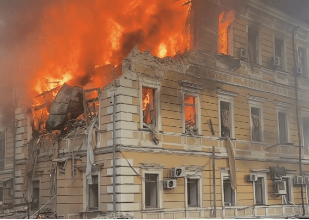 Lửa bao trùm một tòa nhà thuộc Viện hàn lâm Khoa học quốc gia Ukraine tại Kiev, sau cuộc tấn công của Nga ngày 28-9-2026 - Ảnh: NASU