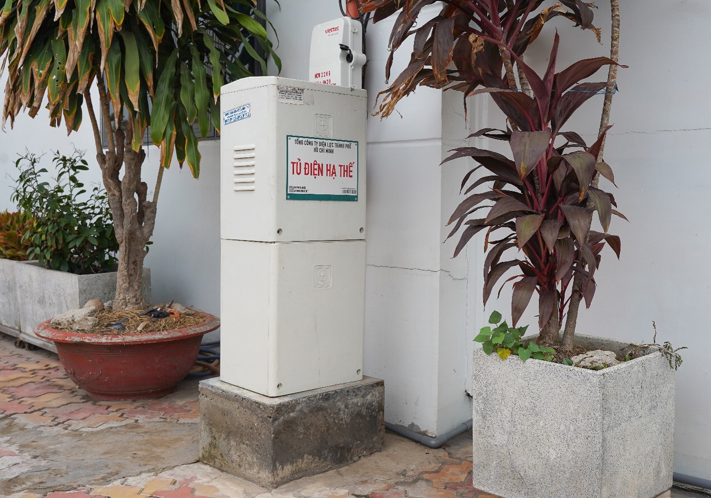 Tủ điện hạ thế kết nối với tủ trung thế, đưa dòng điện qua hệ thống cáp ngầm đến từng hộ dân thay thế toàn bộ dây điện đi nổi trên mặt đất