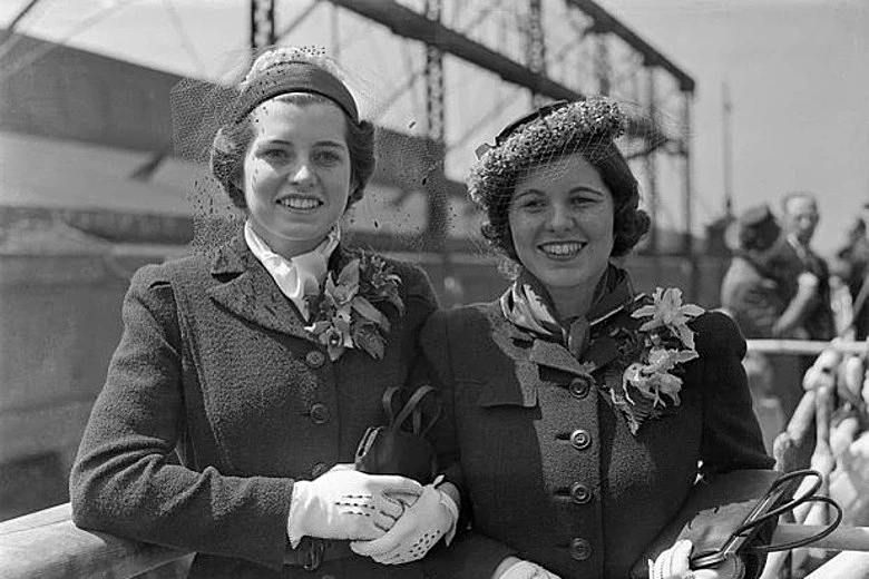 Rosemary Kennedy (phải) và em gái trên tàu SS Manhattan khi khởi hành từ New York vào tháng 4/1938 để đến London đoàn tụ cùng cha mẹ. Ảnh: History Extra