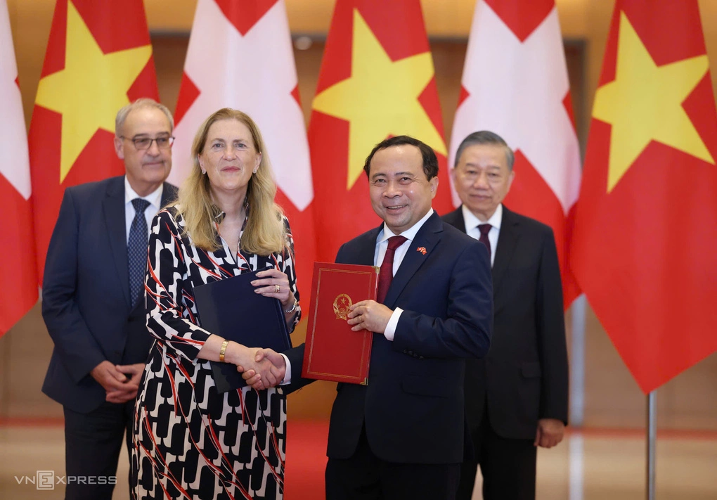Bộ trưởng Khoa học và Công nghệ Vũ Hải Quân cùng đại diện Bộ Kinh tế, Giáo dục và Nghiên cứu Liên bang Thụy Sĩ trao Ý định thư, ngày 17/10. Ảnh: Giang Huy