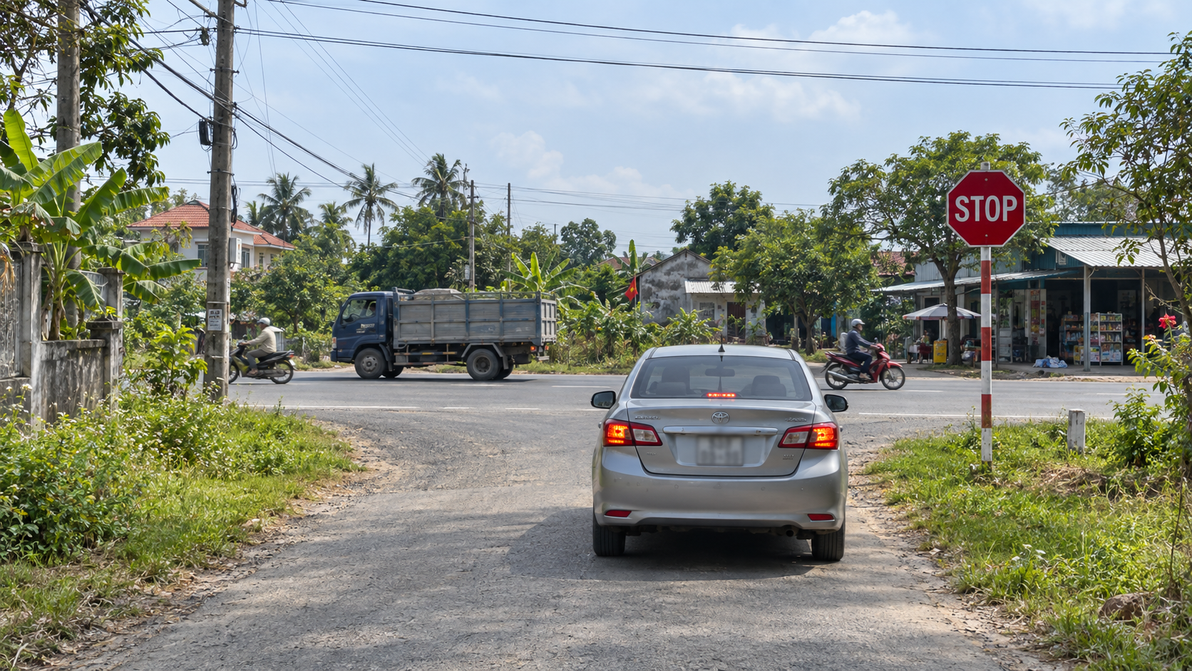 Không dừng đúng yêu cầu của biển STOP, tài xế có thể bị xử phạt; trường hợp đồng thời không nhường đường từ đường nhánh ra đường chính, mức phạt còn cao hơn