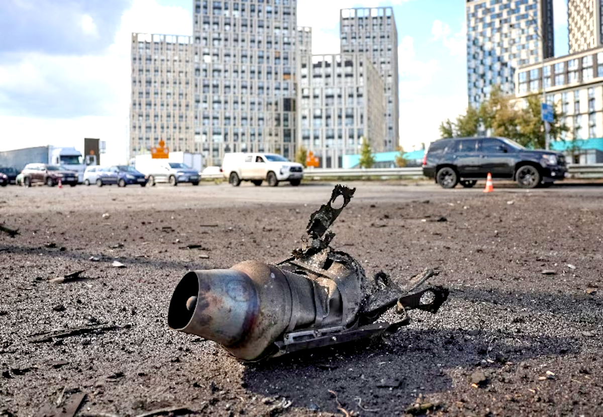 Mảnh vỡ của một drone phản lực tại hiện trường vụ tấn công của Nga ở Kiev, Ukraine, ngày 3-9 - Ảnh: REUTERS