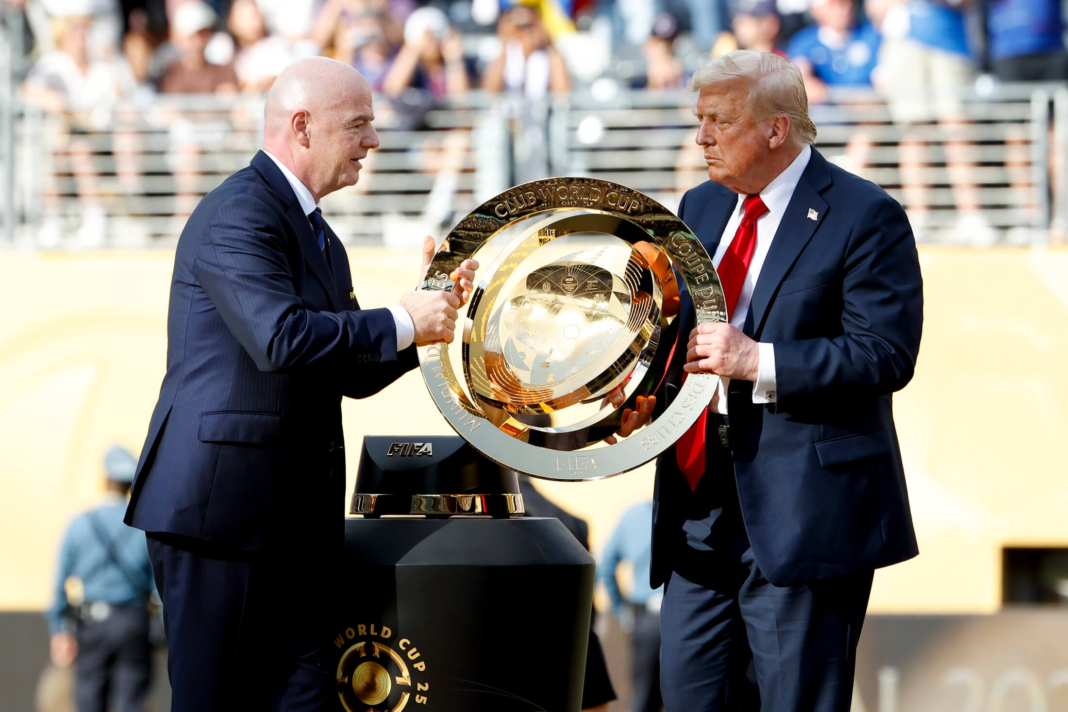 Chủ tịch FIFA Gianni Infantino và Tổng thống Mỹ Donald Trump - Ảnh: REUTERS