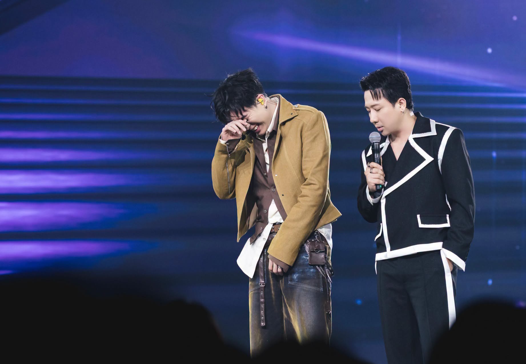 Dương Domic khóc sau khi trình diễn Tell me why - Ảnh: FBNV