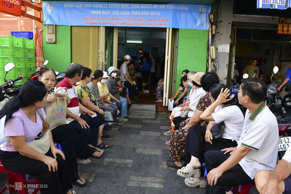 Người dân khám sức khỏe tại trạm y tế ở TP HCM. Ảnh: Thanh Tùng