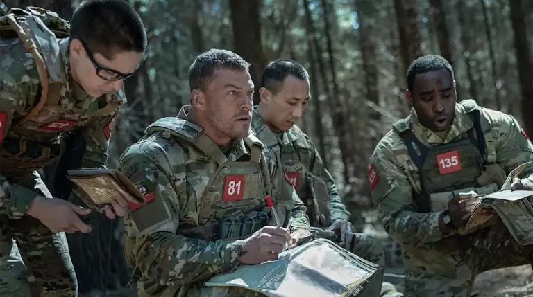 Phim War Machine có những cảnh cháy nổ liên tục đóng vai trò như lời nhắc nhở người xem ngừng gấp quần áo và tiếp tục nhìn vào màn hình - Ảnh: Netflix