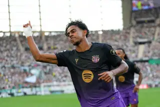 Lamine Yamal chia vui sau khi mở tỷ số cho Barca trong trận thắng Betis 5-2 ở La Liga tại Seville, Tây Ban Nha, ngày 17/10/2026. Ảnh: AP
