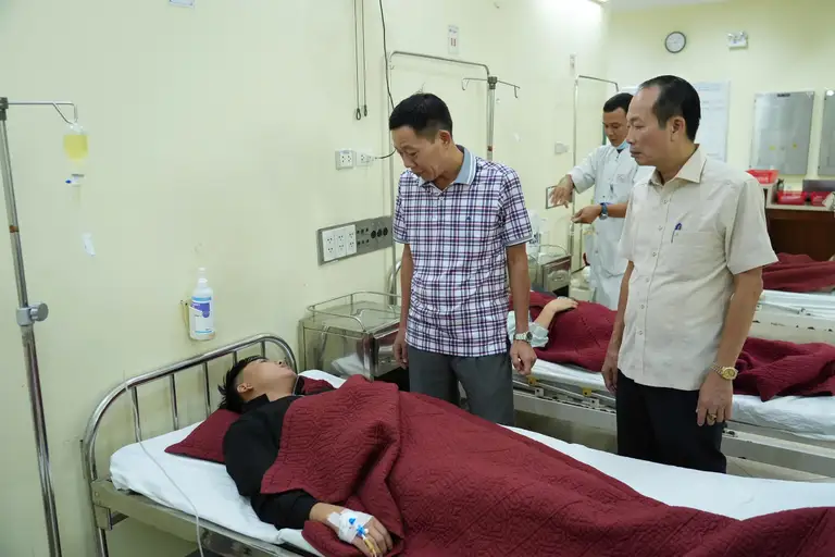Lãnh đạo thành phố Huế thăm hỏi, động viên các công nhân, nhân viên của Công ty Scavi Huế bị ngộ độc thực phẩm phải nhập viện - Ảnh: VĂN BỐN