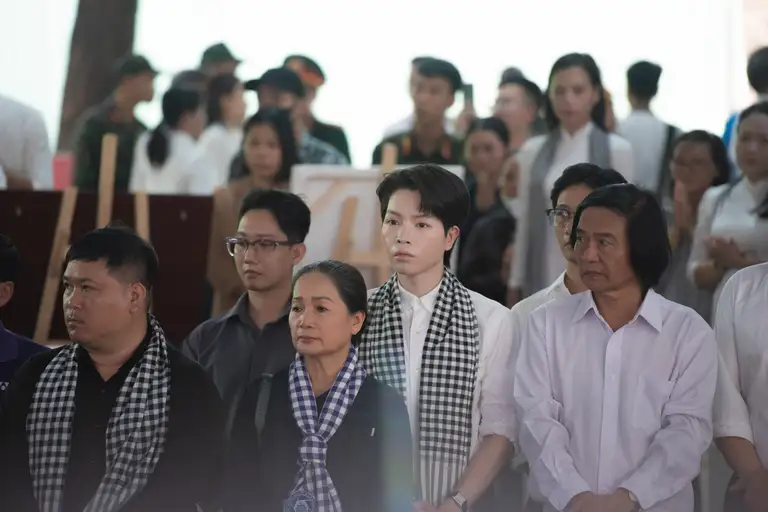 Ca sĩ Đức Phúc cùng các văn nghệ sĩ thể hiện các ca khúc tri ân anh hùng liệt sĩ - Ảnh: Michael Neo