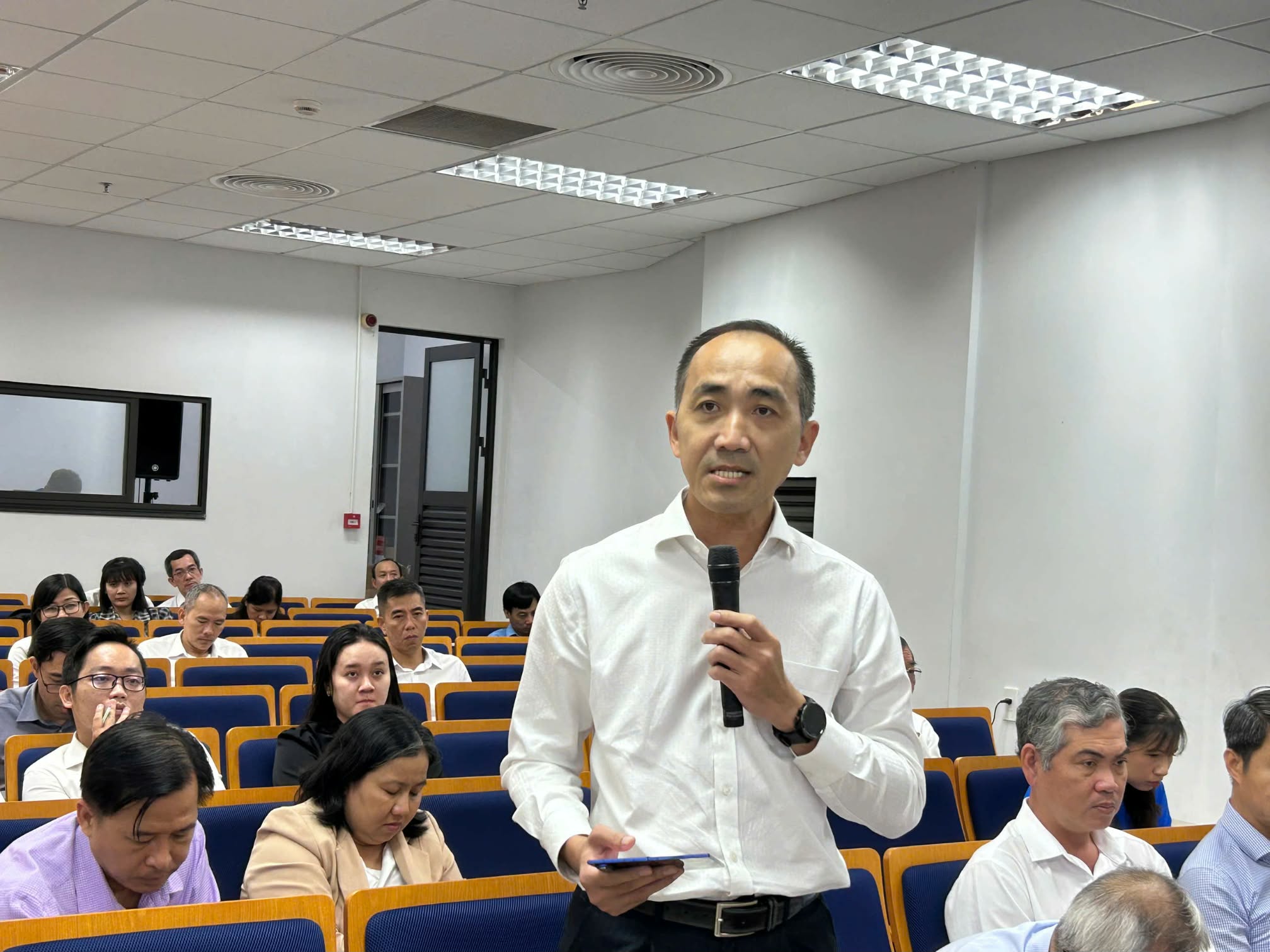 Ông Nguyễn Phương Lam - Giám đốc VCCI vùng Đồng bằng sông Cửu Long - phát biểu đóng góp ý kiến tại hội thảo - Ảnh: TRUNG PHẠM