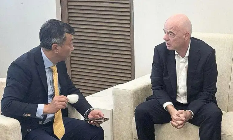 Ông Trần Quốc Tuấn và Infantino trò chuyện tại trụ sở VFF ở Hà Nội chiều 26/8/2026. Ảnh: VFF