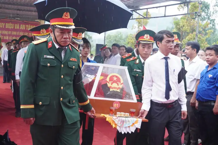 Lãnh đạo địa phương, lực lượng vũ trang đưa hài cốt các liệt sĩ về nơi an nghỉ cuối cùng tại Nghĩa trang liệt sĩ xã Hà Nha