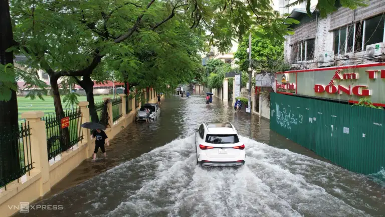 Phố Doãn Kế Thiện trước Học viện Múa Việt Nam lúc 10h sáng nay. Ảnh: Lộc Chung