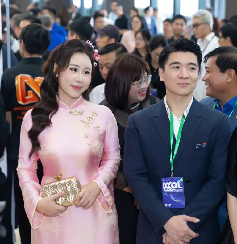 Bà Nguyễn Bích Minh - Phó Tổng giám đốc CTCP VCCorp, Phó chủ tịch CLB Niềm Tin Số Thủ đô cùng ông Đỗ Quang Vinh - Phó Chủ tịch HĐQT kiêm Phó Tổng Giám đốc Ngân hàng SHB - Đại diện Đơn vị Đồng hành