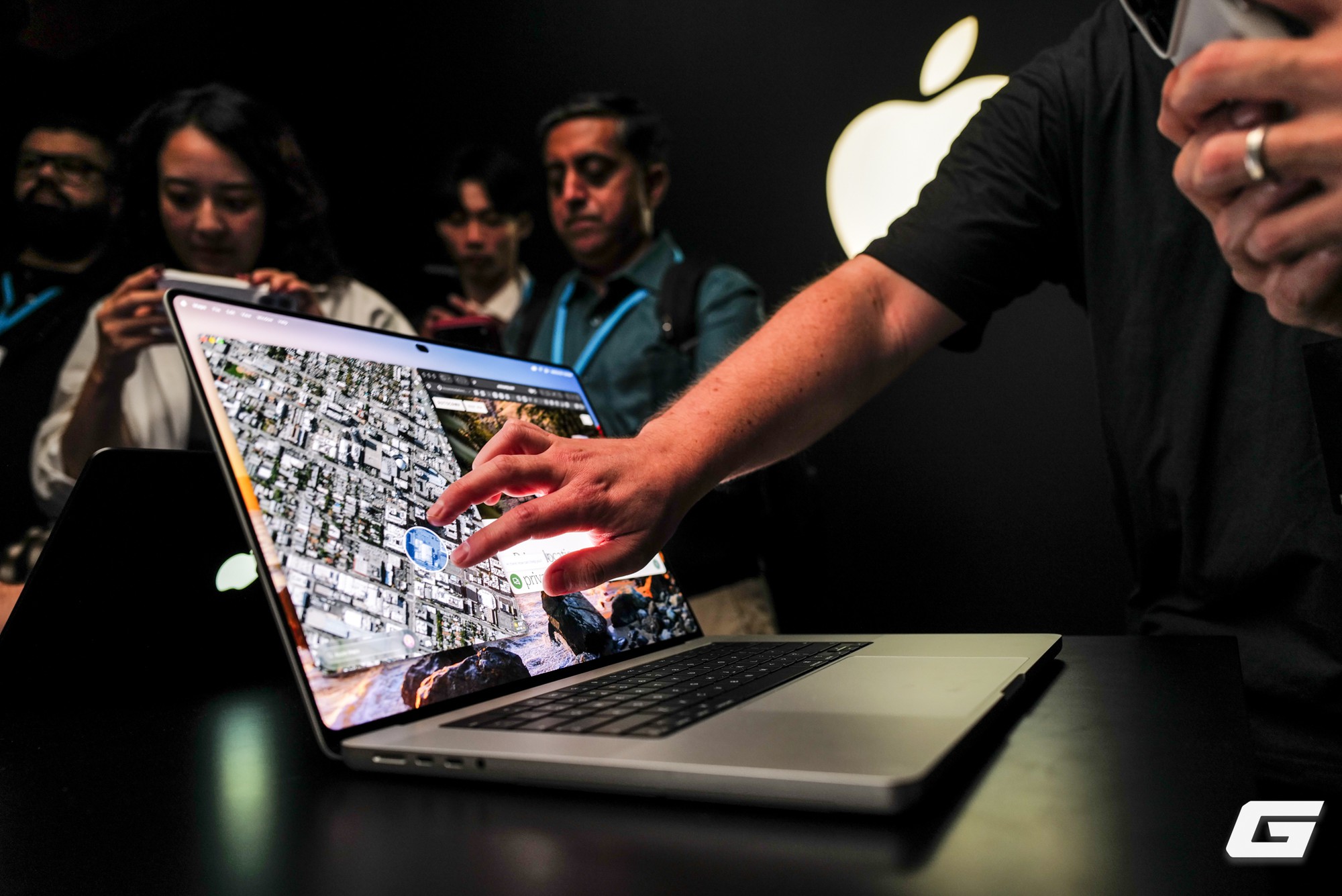 Sau rất nhiều năm, cuối cùng MacBook Pro đã có màn hình cảm ứng.