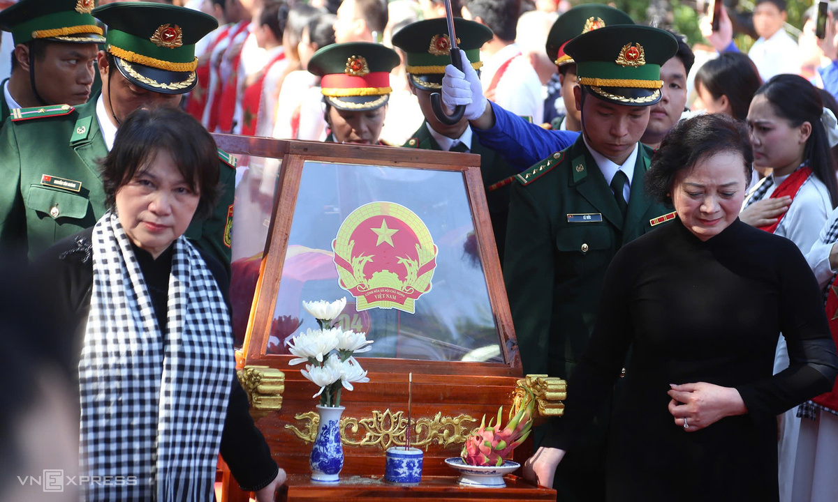 Nguyên Chủ tịch Quốc hội Nguyễn Thị Kim Ngân (trái) và Phó thủ tướng Phạm Thị Thanh Trà di hài cốt ở Công viên Lê Thị Riêng đưa về Nghĩa trang liệt sĩ TP HCM. Ảnh: Thanh Tùng