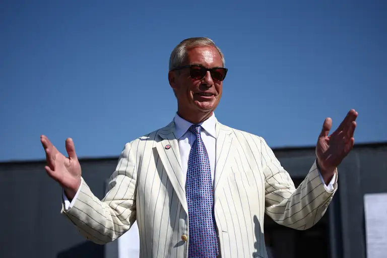 Lãnh đạo đảng cực hữu Reform UK Nigel Farage đi bỏ phiếu tại Clacton ngày 13/8. Ảnh: AFP