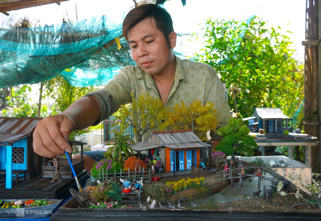 Người thợ Trần Vũ Trường hoàn thiện những công đoạn cuối mô hình nhà miền Tây theo đơn hàng của khách. Ảnh: Chúc Ly